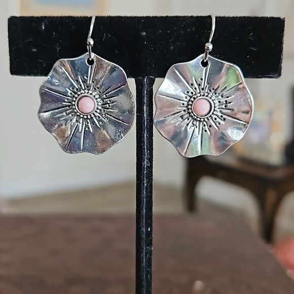 NWOT Silver toned flower shaped drop earrings - Picture 3 of 3